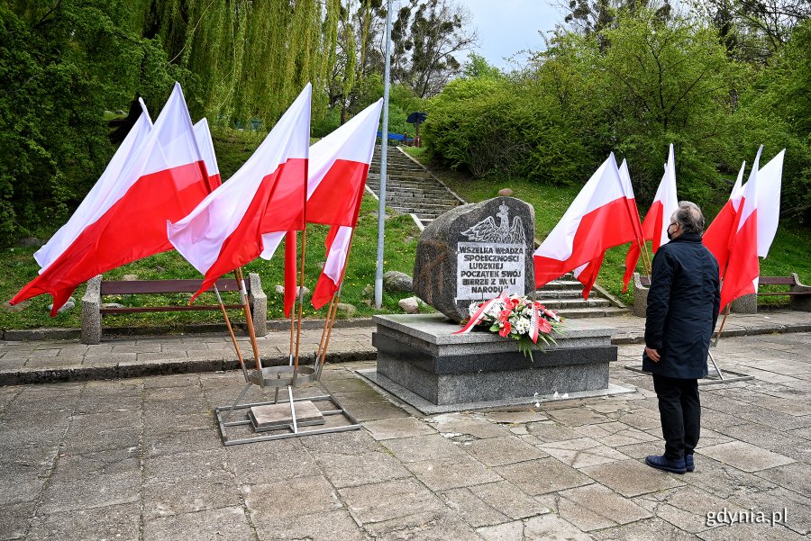 Prezydent Gdyni Wojciech Szczurek złozył kwiaty pod pomnikiem Konstytucji 3 Maja // fot. Michał Puszczewicz