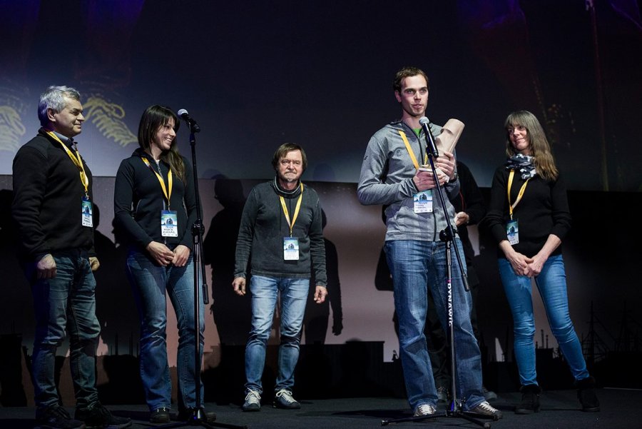 Sobota, drugi dzień, Michał Ciszewski, Marcin Czart, Agata Klewar, Andrzej Porębski, Ewa Wójcik - laureaci Kolosa za rok 2018 w kategorii "Eksploracja jaskiń",fot. Przemysław KozłowskiSobota, drugi dzień Ogólnopolskich Spotkań Podróżników, Żeglarzy i Alpinistów oraz wręczenie pierwszych Kolosów, fot. Przemysław Kozłowski