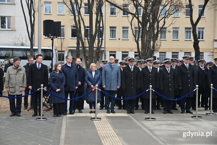Uroczystości z okazji 27. rocznicy przystąpienia Polski do NATO. Na zdjęciu widoczni od lewej: Zenon Roda, były radny miasta Gdyni, Adam Labuhn, dyrektor biura poselskiego Rafała Siemaszki, Iga Drzewiecka, wiceprzewodnicząca Młodzieżowej Rady Miasta Gdyni, Rafał Geremek, wiceprezydent Gdyni, Norbert Anisowicz, radny miasta Gdyni, Agnieszka Baranowska, wicemarszałek wojew&oacute;dztwa pomorskiego, Emil Rojek, wicewojewoda pomorski oraz przedstawiciele Marynarki Wojennej RP. (fot. Łukasz Kamasz)