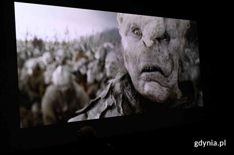 Kadr z filmu przedstawiający postać ze zniekształconą twarzą