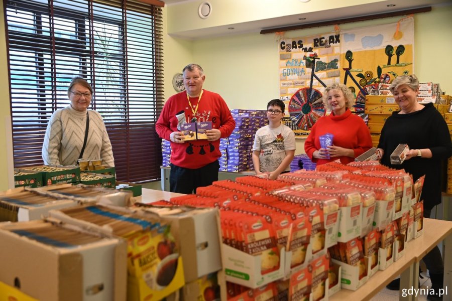 W przygotowaniu paczek pomagali m.in. seniorzy i radny miasta Jarosław Kłodziński