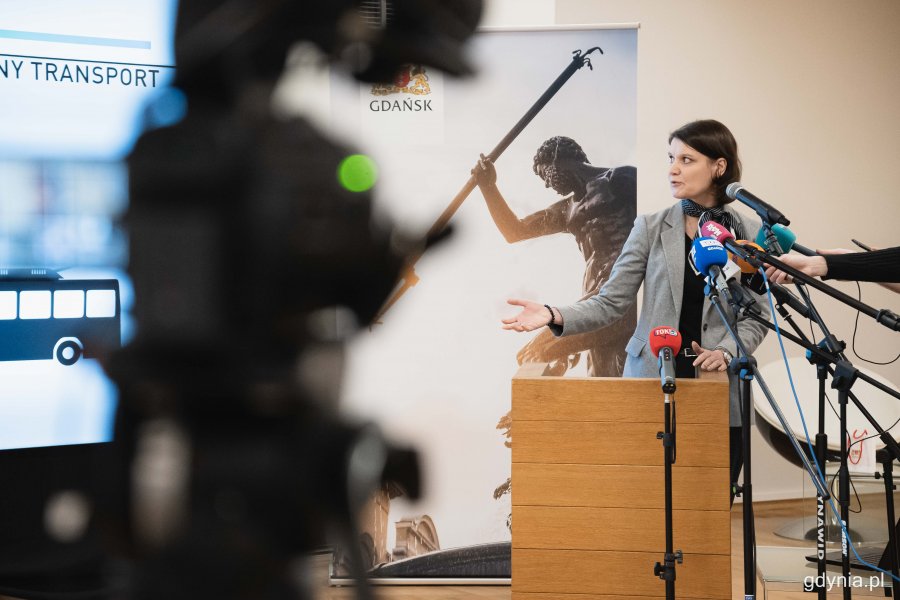 Konferencja prasowa przedstawiająca pilotaż systemu „Fala”, Katarzyna Gruszecka-Spychała podczas przemówienia fot. Kamil Złoch