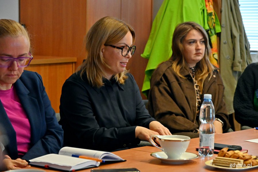 Wiceprezydentka Gdyni Oktawia Gorzeńska (w środku) oraz uczestniczki wydarzenia podczas spotkania „Edukacja i rynek pracy – uczniowie w obliczu zawodowych wyzwań” zorganizowanego przez Powiatowy Urząd Pracy w Gdyni