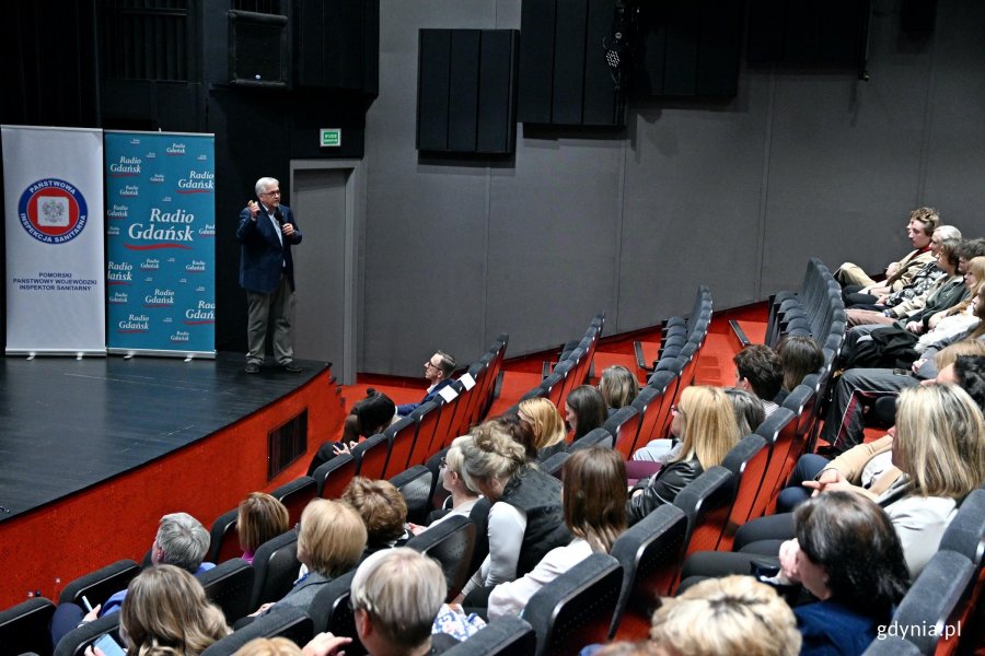 dr hab. med. Tomasz Smiatacz &ndash; kierownik Kliniki Chor&oacute;b Zakaźnych Gdańskiego Uniwersytetu Medycznego podczas prelekcji na gali finałowej Pomorskiego Festiwalu Kr&oacute;tkich Film&oacute;w o HIV 