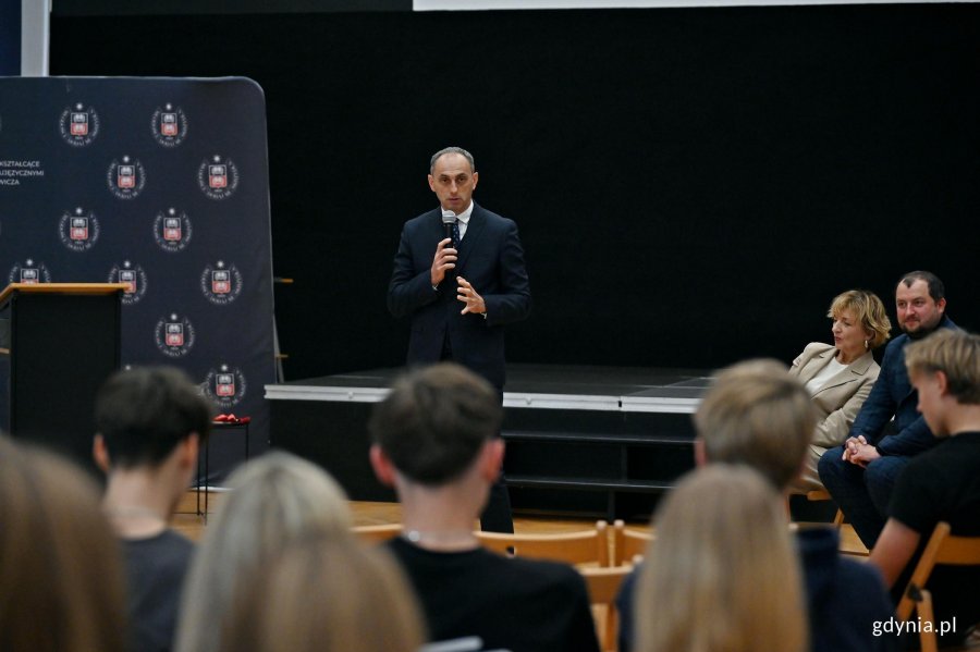 Grzegorz Kuleta &ndash; nauczyciel w II LO w Gdyni podczas inauguracji wystawy &bdquo;Gdynia x 10&rdquo; w auli szkoły 