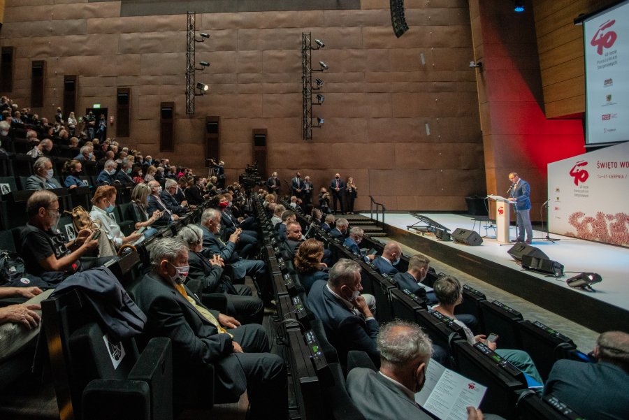 Rzędy siedzeń, a w nich uczestnicy debaty w ramach Forum Obywatelskiego w Europejskim Centrum Solidarności. Na scenie prelegent zabiera głos // fot. Anna Rezulak