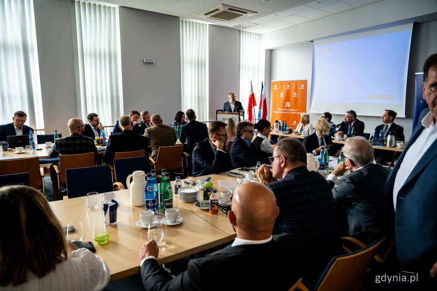 Posiedzenie sejmowej Komisji Infrastruktury w Porcie Gdynia – przemówienie burmistrza Rumi Michała Pasiecznego (fot. Kamil Złoch)