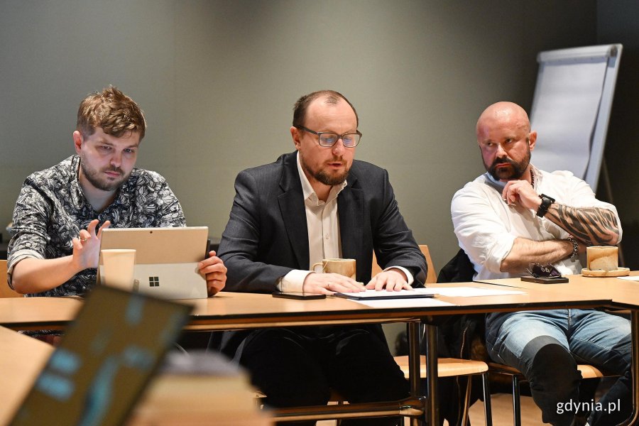 Na zdjęciu (od lewej): radny Gdyni Dominik Aziewicz, dyrektor zarządzający ds. kultury i aktywności mieszkańc&oacute;w UMG Mariusz Bzdęga i członek GRK Tomasz Podsiadły