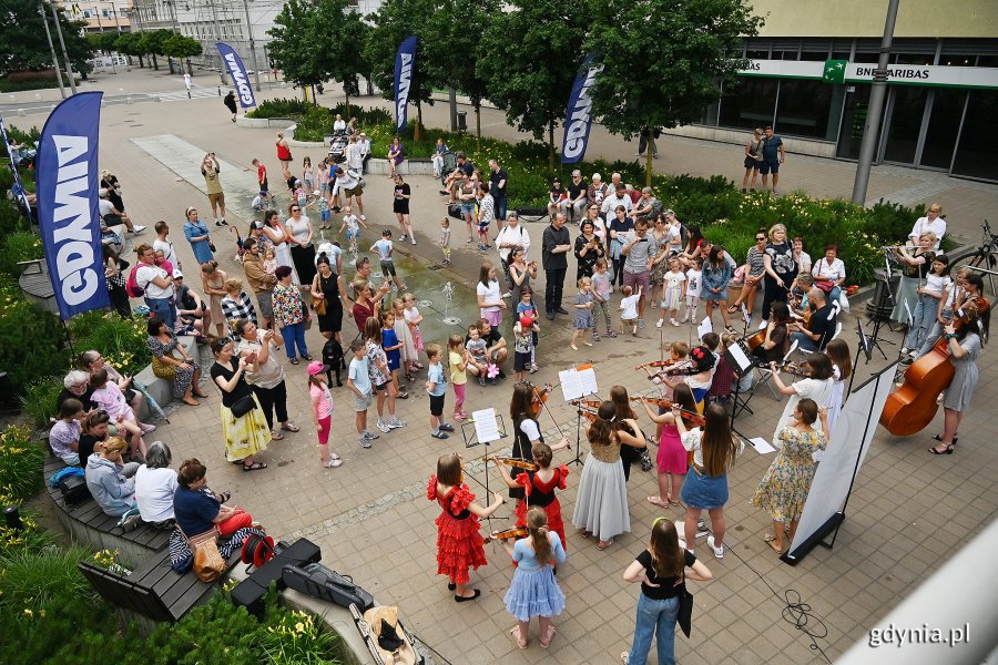 Uczniowie i nauczyciele Szkoły Muzycznej I i II stopnia im. Z. Noskowskiego w Gdyni grający koncert na placu Kaszubskim oraz mieszkańcy, którzy przysłuchują się utworom. Spotkanie w ramach cyklu "Chodźcie na plac Kaszubski" // fot. Michał Puszczewicz