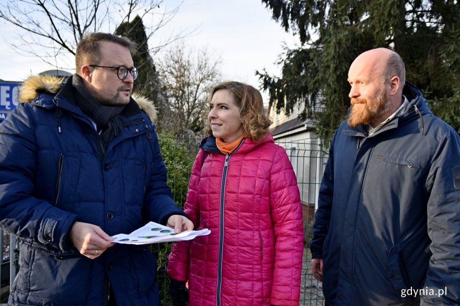 Wiceprezydent ds. rozwoju Marek Łucyk, Hanna Niedźwiecka-Pasternak (zastępca naczelnika Wydziału Ogrodnika Miasta) i Taddeusz Schenk (naczelnik Wydziału Ogrodnika Miasta) przy ogrodzie deszczowym/fot. Paweł Kukla