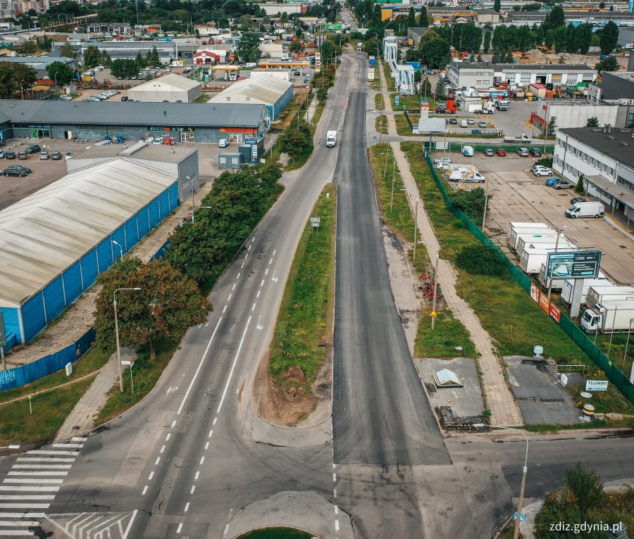 widok z góry na ulicę, w tle ruch uliczny, widok z góry na miasto, nowa nawierzchnia