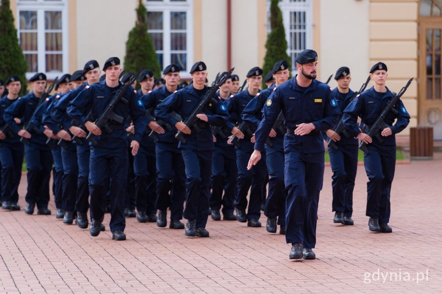 Pododdziały Akademii Marynarki Wojennej ustawiające się na placu apelowym przed uczelnią przed uroczystą przysięgą wojskową