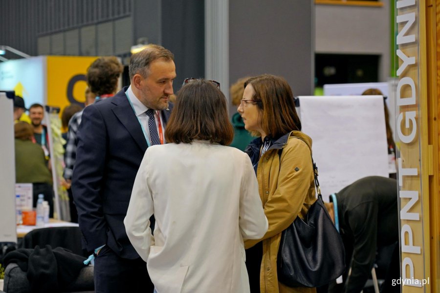 Wiceprezydent Gdyni Tomasz Augustyniak i Justyna Patyk z Wydziału Polityki Gospodarczej Urzędu Miasta Gdyni przy stoisku miasta, PPNT i Invest in Gdynia na Infoshare