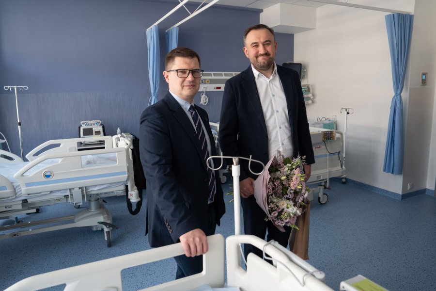 Oddział Neurologiczny i Oddział Udarowy w Szpitalu św. Wincentego a Paulo w Gdyni po remoncie. W uroczystości uczestniczył m.in. Tomasz Augustyniak - dyrektor zarządzający ds. społecznych 