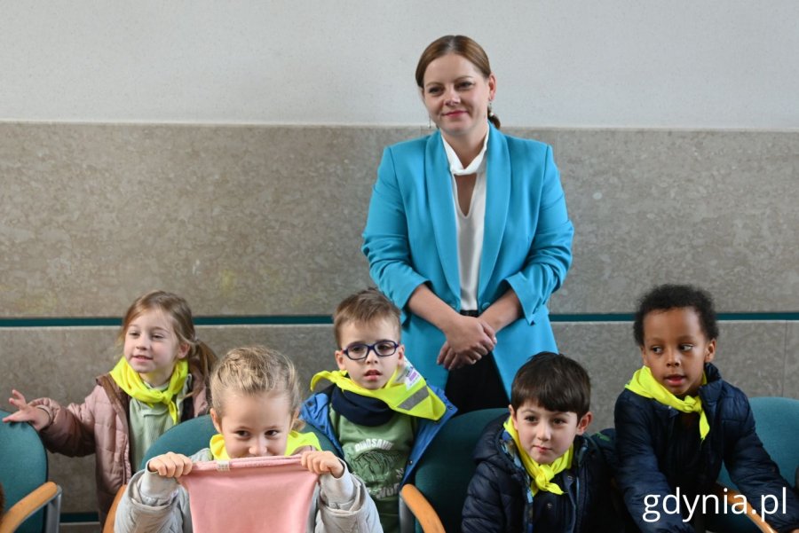 Na zdjęciu: Aleksandra Kosiorek, prezydent Gdyni wraz z dziećmi w sali obrad Rady Miasta Gdyni (fot. Magdalena Starnawska)