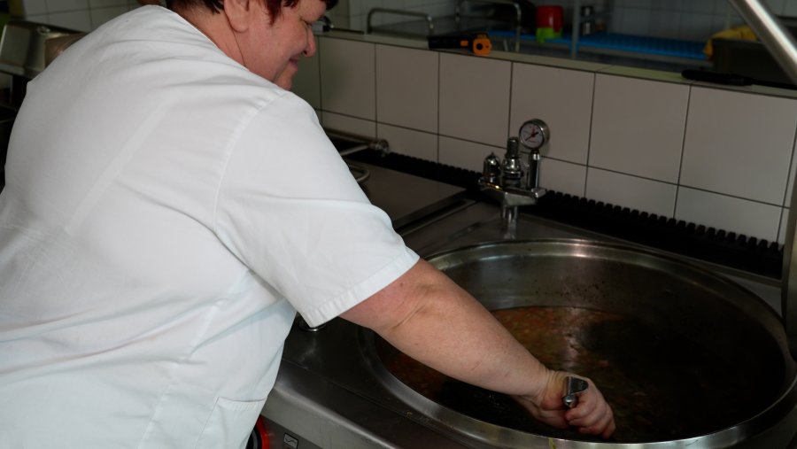 Załoga stoł&oacute;wki ZSO nr 8 podczas przygotowań posiłk&oacute;w