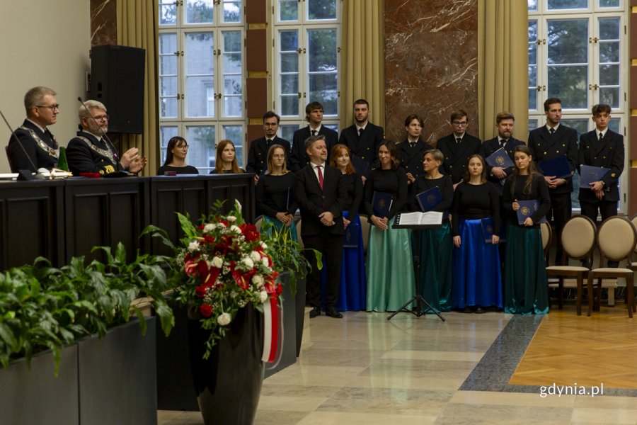 Akademicki Chór Uniwersytetu Morskiego podczas uroczystości z okazji 104. rocznicy działalności Uniwersytetu Morskiego