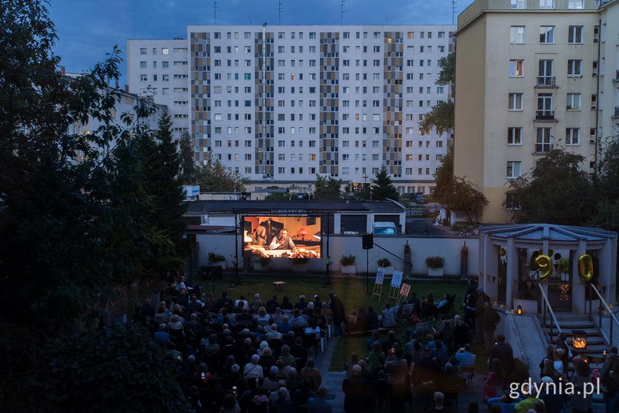 O godzinie 20:00 rozpoczął się seans "Genius Loci" opowiadającej historię architekta Bankowca Stanisława Ziołowskiego