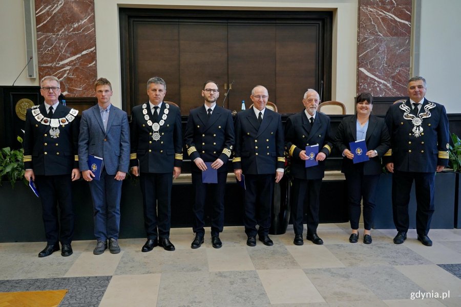 prof. dr hab. inż. kpt. ż.w. Adam Weintrit &ndash; rektor Uniwersytetu Morskiego w Gdyni i prof. UMG dr hab. Dariusz Barbucha &ndash; prorektor ds. nauki Uniwersytetu Morskiego z nagrodzonymi pracownikami uczelni 