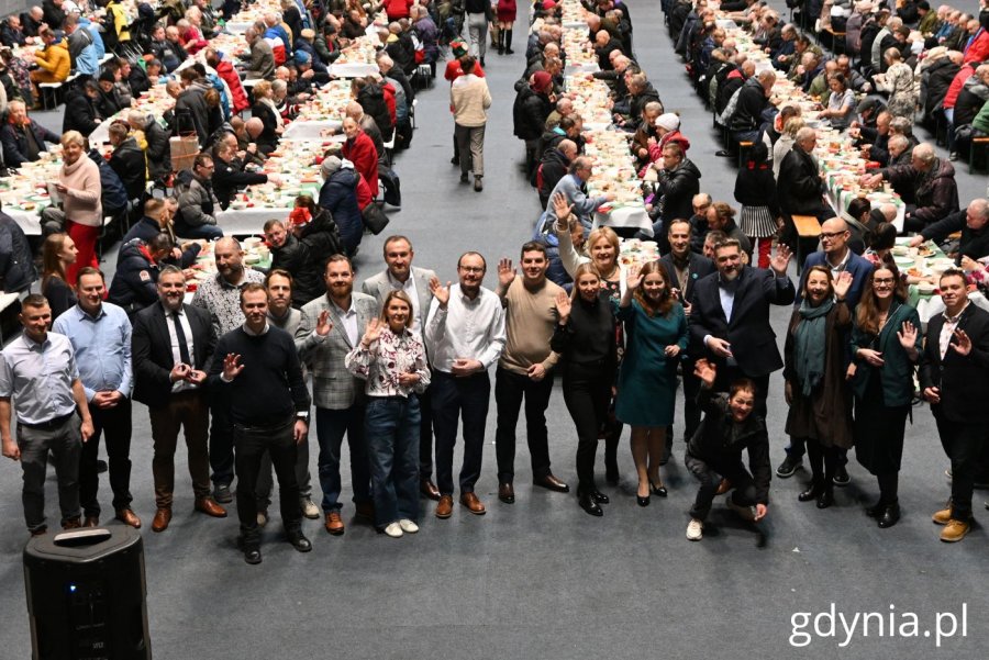 Na wigilii pojawili się posłowie i samorządowcy. Wśród nich była Aleksandra Kosiorek, prezydent Gdyni, Bartłomiej Austen i Maciej Zielonka, wiceprezydenci Gdyni, Tomasz Augustyniak, dyrektor zarządzający ds. społecznych, Marcin Bzdęga, dyrektor zarządzający ds. kultury i aktywności mieszkańców oraz radni Gdyni (fot. Magdalena Starnawska)