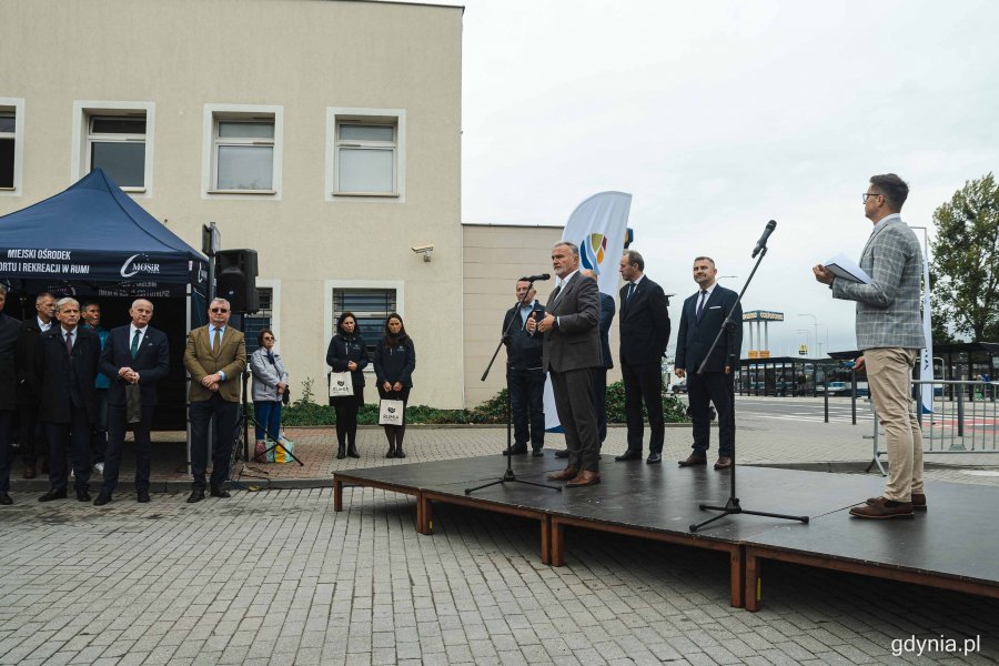 Otwarcie węzła integracyjnego w Rumi, który zrealizowano w ramach Zintegrowanych Inwestycji Terytorialnych na terenie Obszaru Metropolitalnego Gdańsk-Gdynia-Sopot - przemawia Wojciech Szczurek, prezydent Gdyni, fot. Kamil Złoch