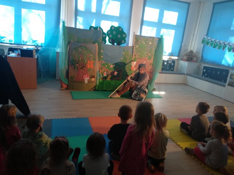 Aktorzy na scenie spektaklu w Przedszkolu nr 55 w Gdyni