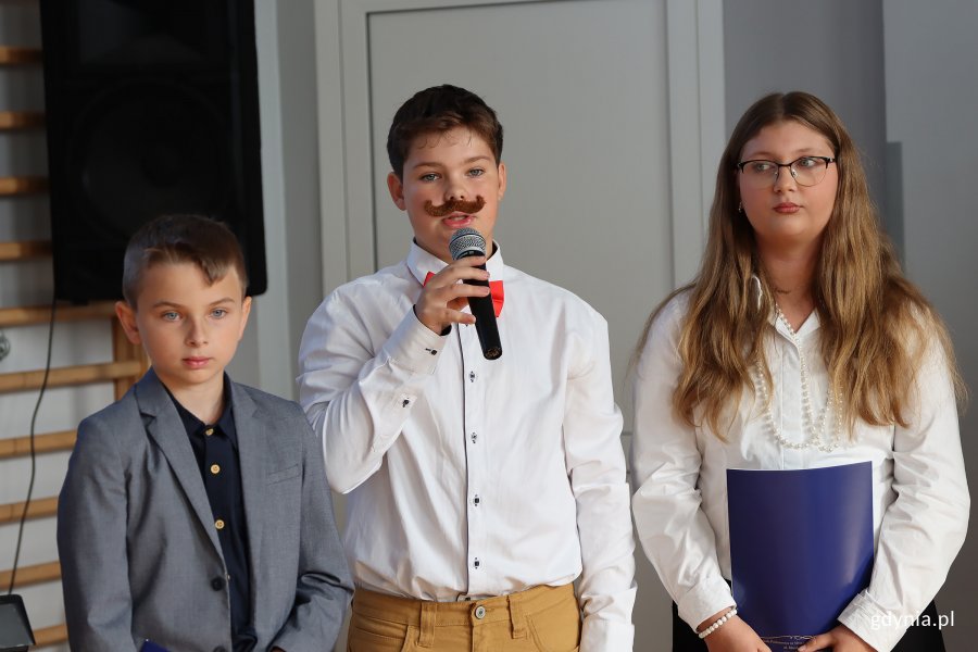 Ludzie podczas uroczystości jubileuszu 90-lecia SP 10 w Gdyni