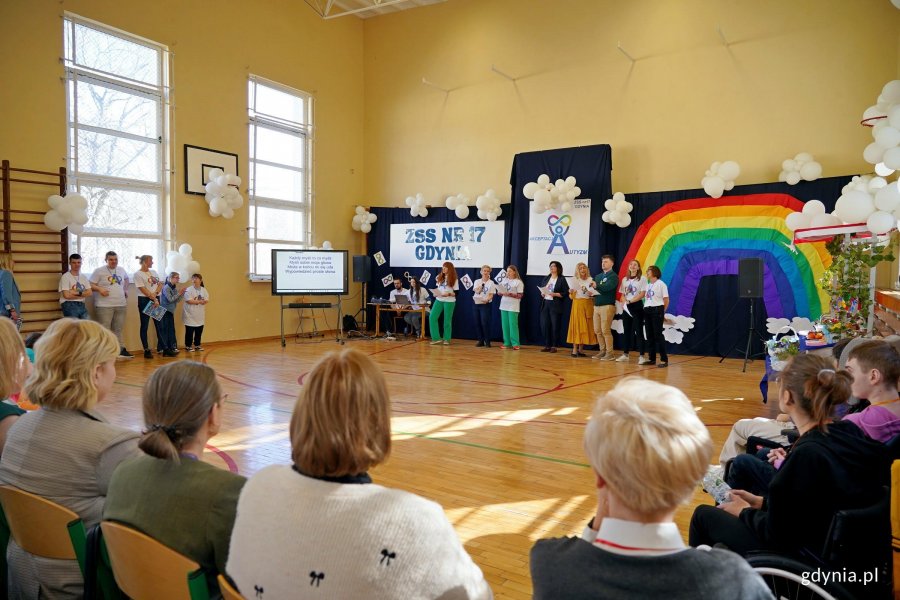 Nauczyciele ZSS 17 podczas występu na uroczystości z okazji Światowego Dnia Świadomości Autyzmu