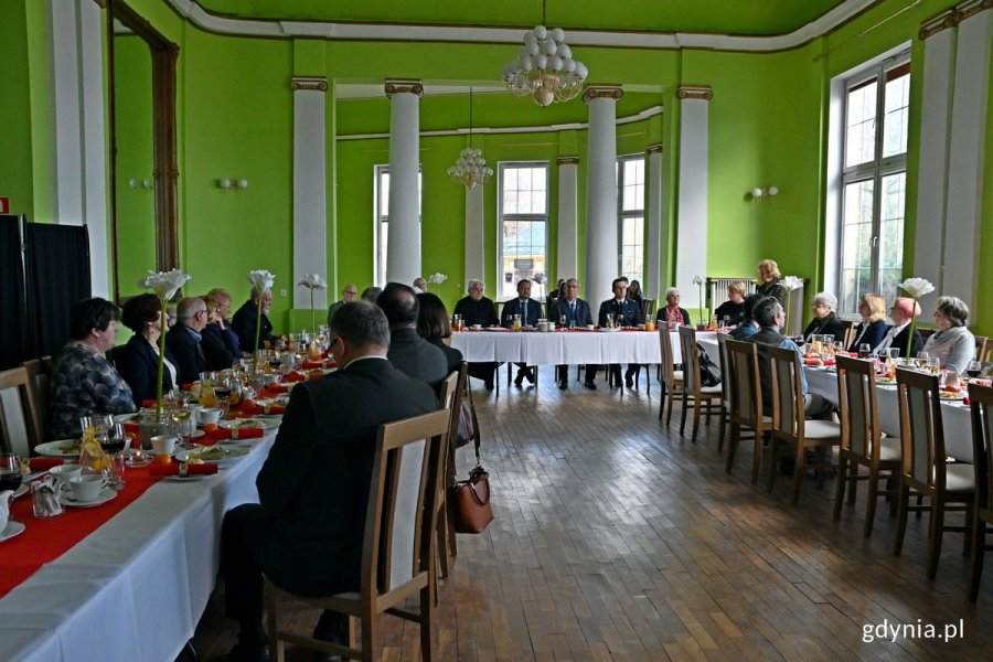 Uczestnicy spotkania opłatkowego Gdyńskiej Rodziny Katyńskiej siedzą za stołami w sali Klubu Marynarki Wojennej "Riwiera" // fot. Magdalena Czernek