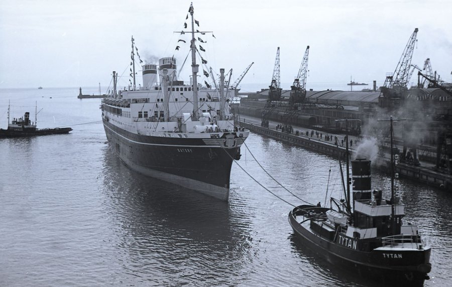 Port w Gdyni manewr cumowania statku m.s. Piłsudski” przy nabrzeżu Francuskim, fot. Henryk Poddębski, 1937 r., zbiory MMG
