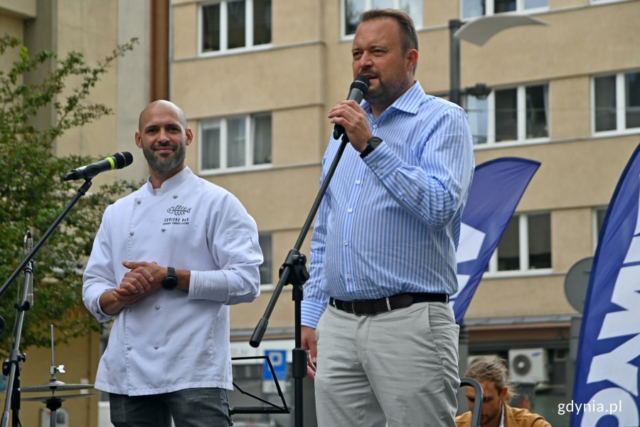 Od prawej: Marek Łucyk - wiceprezydent Gdyni oraz Martin Gimenez Castro - szef kuchni, zwycięzca 1. polskiej edycji programu festiwalu „Top Chef” i kurator tegorocznej odsłony wydarzenia  podczas otwarcia festiwalu „Kulinarna Świętojańska” // fot. Magdalena Czernek