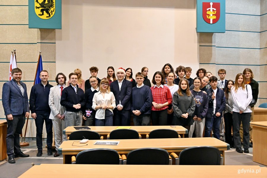 Młodzieżowa Rada Miasta Gdyni wraz z radnymi miasta Dominikiem Aziewiczem i Norbertem Anisowiczem oraz gośćmi po ostatniej sesji w 2025 roku