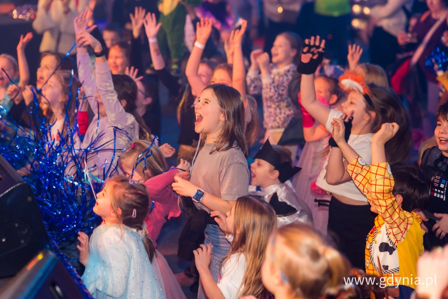 Dzieci tańczące na balu karnawałowym