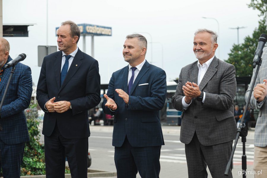 Otwarcie węzła integracyjnego w Rumi, który zrealizowano w ramach Zintegrowanych Inwestycji Terytorialnych na terenie Obszaru Metropolitalnego Gdańsk-Gdynia-Sopot - od lewej: Mieczysław Struk - marszałek województwa pomorskiego, Michał Pasieczny - burmistrz Rumi, Wojciech Szczurek - prezydent Gdyni, fot. Kamil Złoch