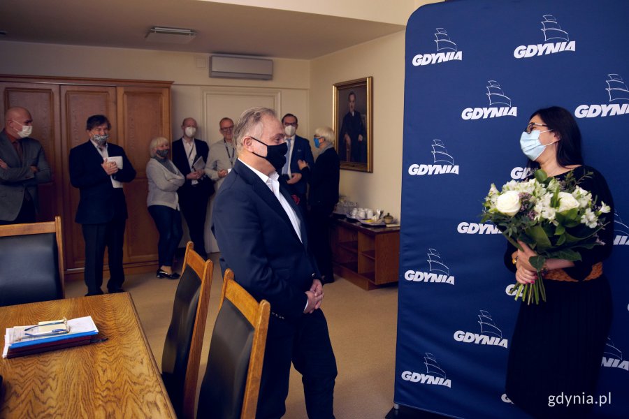 Na pierwszym planie prezydent Gdyni Wojciech Szczurek i nowo powołana dyrektor Gdyńskiego Centrum Informatyki Anna Byczkowska wraz z Kolegium Prezydenta w tle / fot. Przemysław Kozłowski