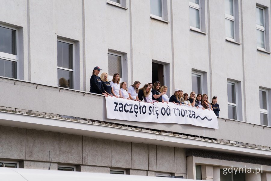 Pracownicy gdyńskiego magistratu też grają jedną z r&oacute;l w teledysku. W sobotę wzięli udział w pr&oacute;bie generalnej (fot. Paweł Budziński)