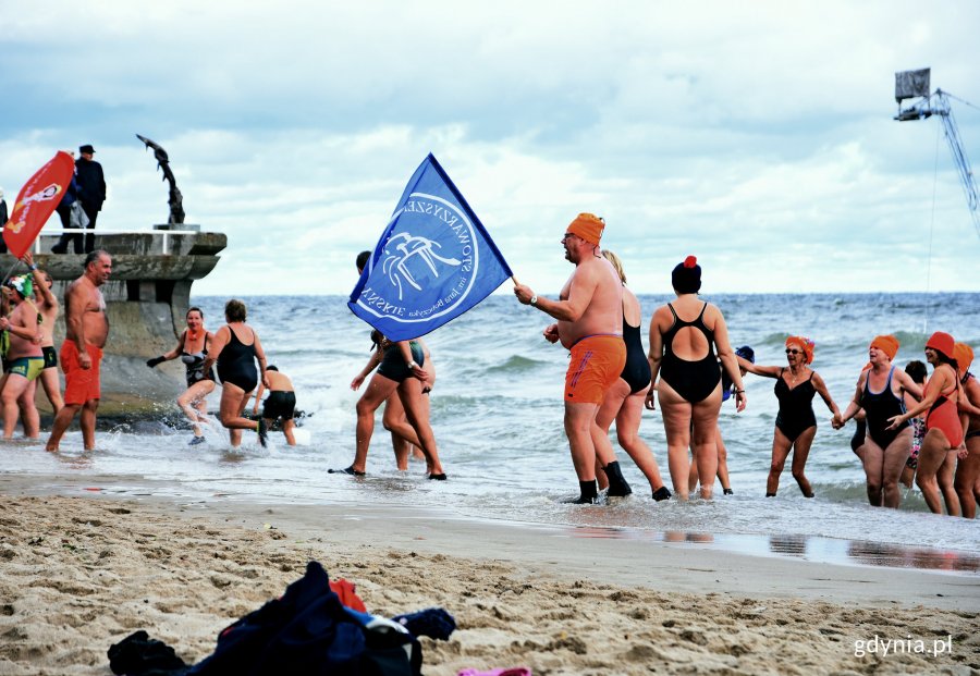 Początek sezonu na morsowanie na gdyńskiej plaży, fot. Kamil Złoch