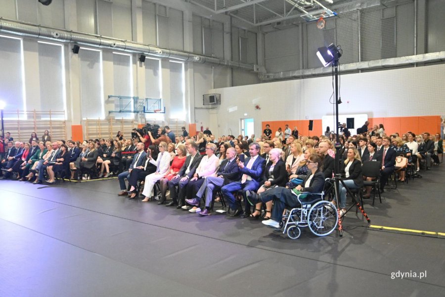 Inauguracja roku szkolnego w hali sportowej w Zespole szkół Hotelarsko-Gastronomicznych (fot. Magdalena Starnawska)