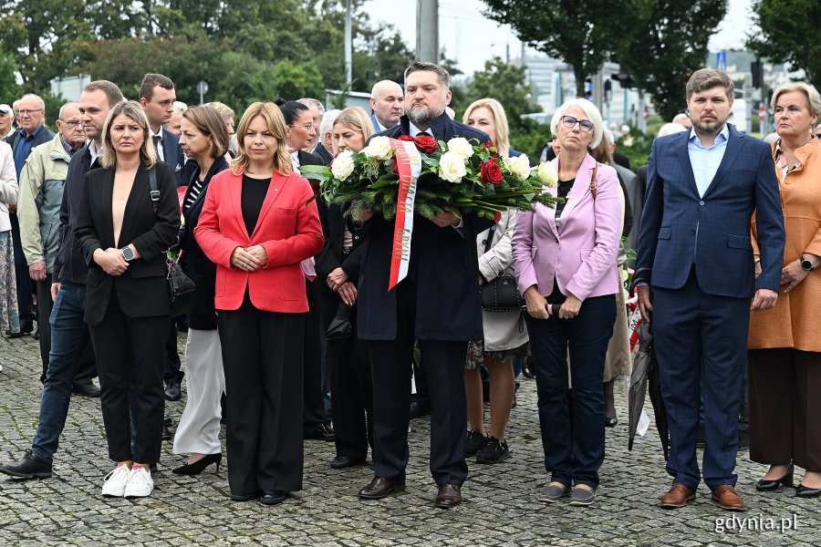 Uroczystości pod pomnikiem Ofiar Grudnia 1970 w ramach gdyńskich obchodów 45. rocznicy zakończenia strajków i podpisania porozumień sierpniowych. Delegacja gdyńskiego samorządu (fot. Michał Puszczewicz)