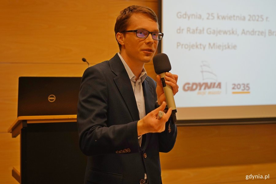 Rafał Gajewski z Projektów Miejskich podczas prowadzenia warsztatów strategicznych