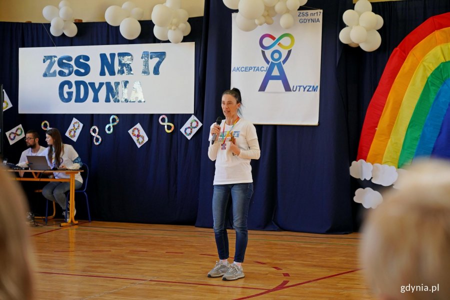 Bożena Lorenz &ndash; przewodnicząca rady rodzic&oacute;w przemawiająca podczas uroczystości z okazji Światowego Dnia Świadomości Autyzmu