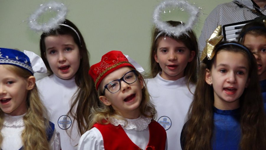 Schola Katolickiej Szkoły Podstawowej w Gdyni śpiewa pastorałkę // fot. materiały prasowe