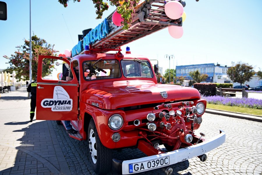 Zabytkowy wóz strażacki odwiedził Fikakowo, Karwiny, Dąbrowę, Witomino oraz centrum miasta. / fot. Paweł Kukla