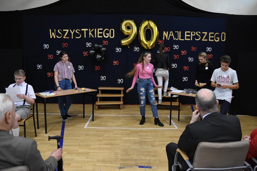 Uczniowie przygotowali specjalne urodzinowe przedstawienie // fot. Michał Puszczewicz