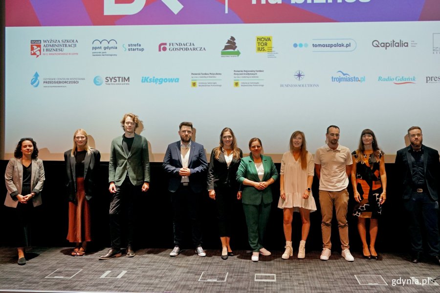 Wspólne zdjęcie finalistów konkursu „Kurs na biznes” z prezydent Gdyni Aleksandrą Kosiorek
