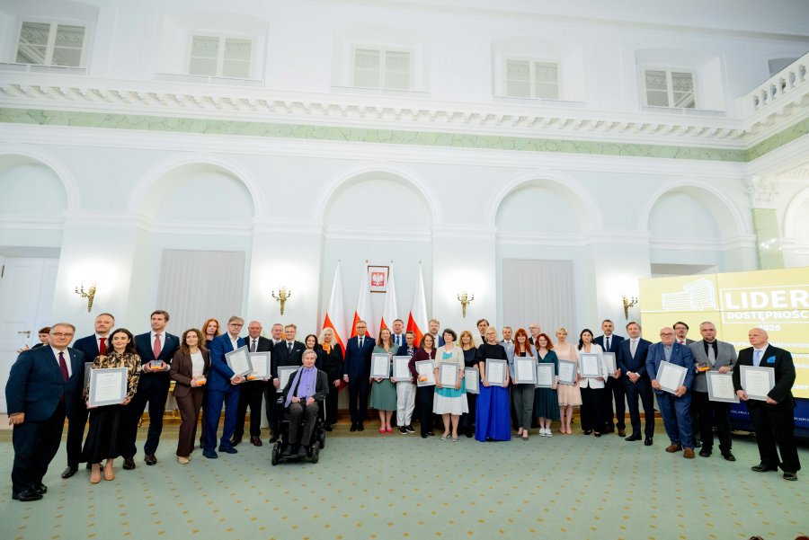 Pamiątkowe zdjęcie laureatów i wyróżnionych w 10. edycji konkursu „Lider Dostępności”, 9. od prawej w zielonej sukni: Marta Otrębska (fot. Marta Kuśmierz/Integracja)