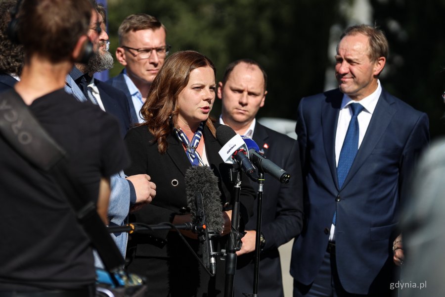 Briefing prasowy dotyczący finansowania Drogi Czerwonej i Estakady Kwiatkowskiego. Przemawia prezydent Gdyni Aleksandra Kosiorek (fot. Kamil Złoch)