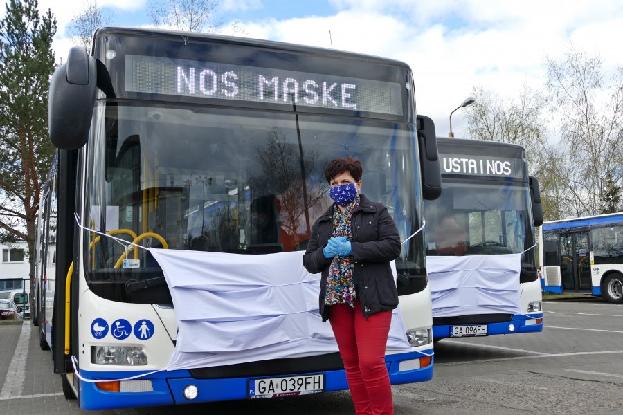 Na zdj. pani Sylwia Kornicka - współpracowniczka PKA, która uszyła maseczki, fot. ZKM Gdynia