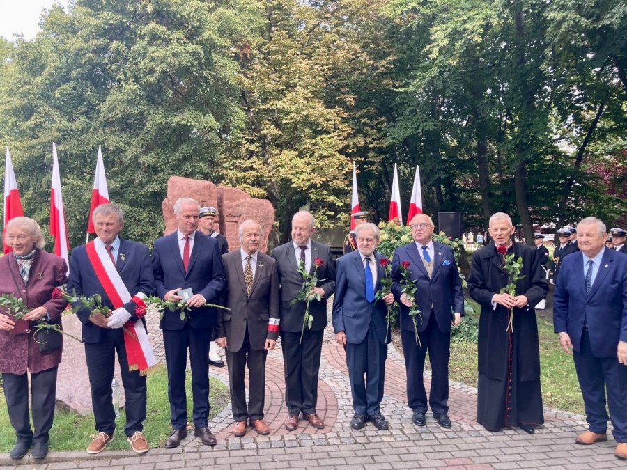 Uroczystości z okazji Dnia Sybiraka przed pomnikiem „W hołdzie zesłańcom Sybiru”.