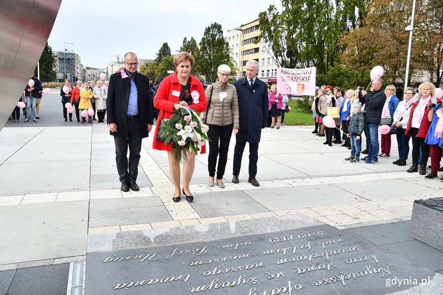 Kwiaty pod pomnikiem złożyli: wiceprezydent Michał Guć, Łucja Mikołajczyk - prezes Stowarzyszenia Amazonek Gdyńskich, Joanna Zielińska - przewodnicząca Rady Miasta Gdyni oraz senator RP Sławomir Rybicki // fot. Michał Puszczewicz